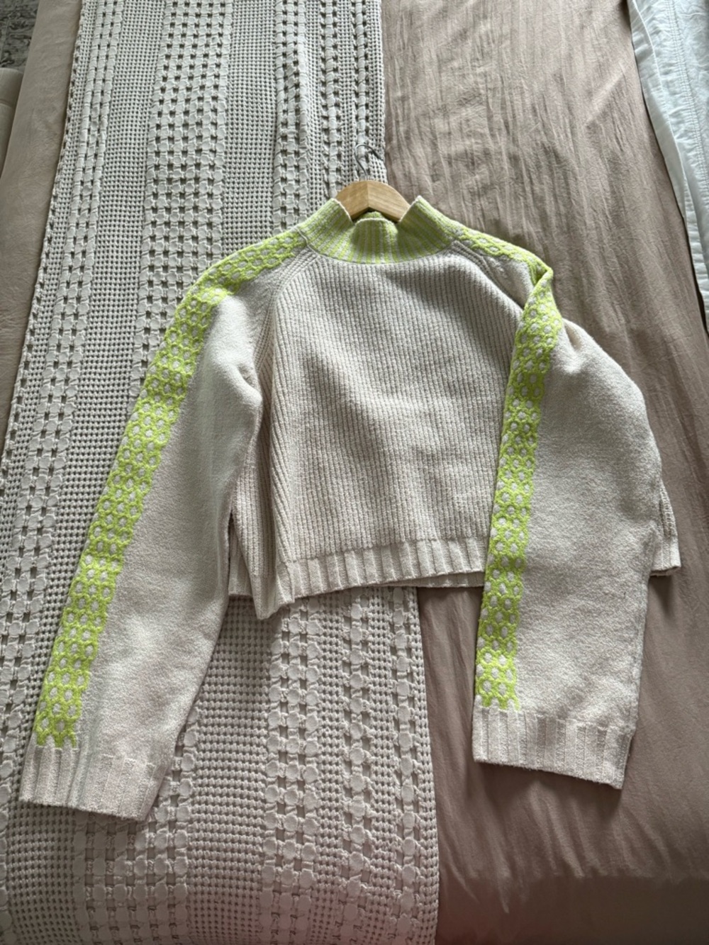 NEW wild fable Cream Cropped Sweater with Neon Green Stripe Size L